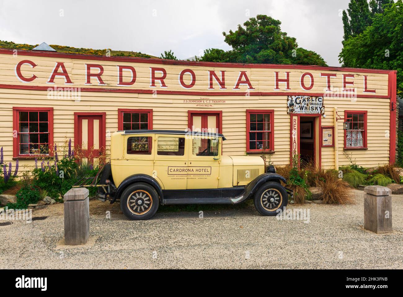 The Cardrona Hotel and Antique Car, Cardrona, Central Otago, South Island, Nuova Zelanda (solo per uso editoriale) Foto Stock