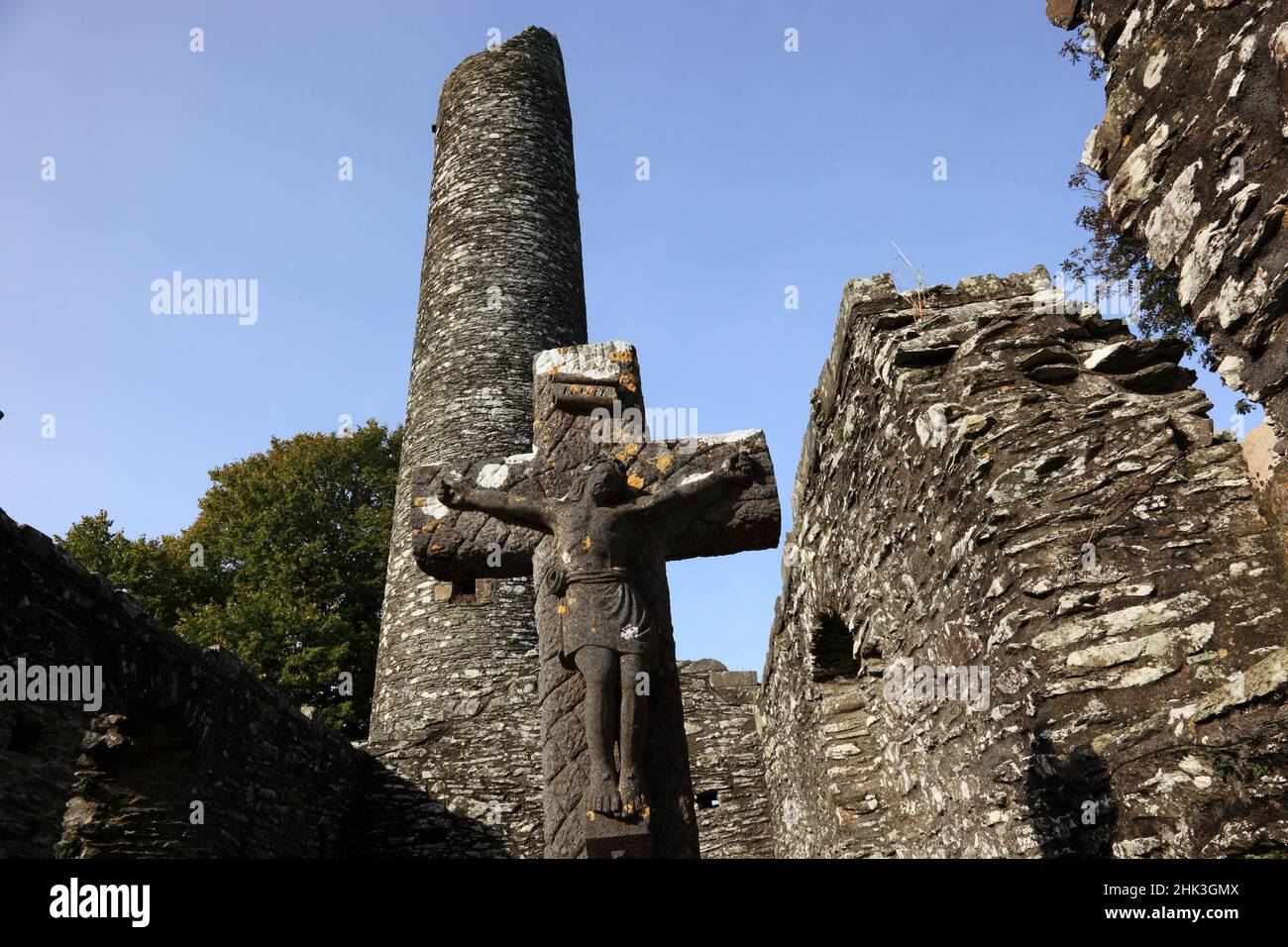 Rundturm, Hochkreuz Kreuz von Muiredach, Mainistir Bhuithe, Monasterboice, eine Klosterruine der Iroschottischen Kirche in Irland in der Grafschaft lo Foto Stock