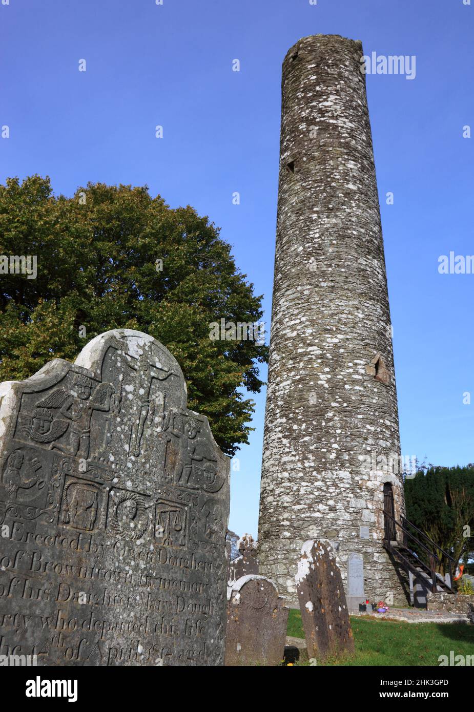 Rundturm, Mainistir Bhuithe, Monasterboice, eine Klosterruine der Iroschottischen Kirche in Irland in der Grafschaft Louth, gegründet vom heiligen Bui Foto Stock