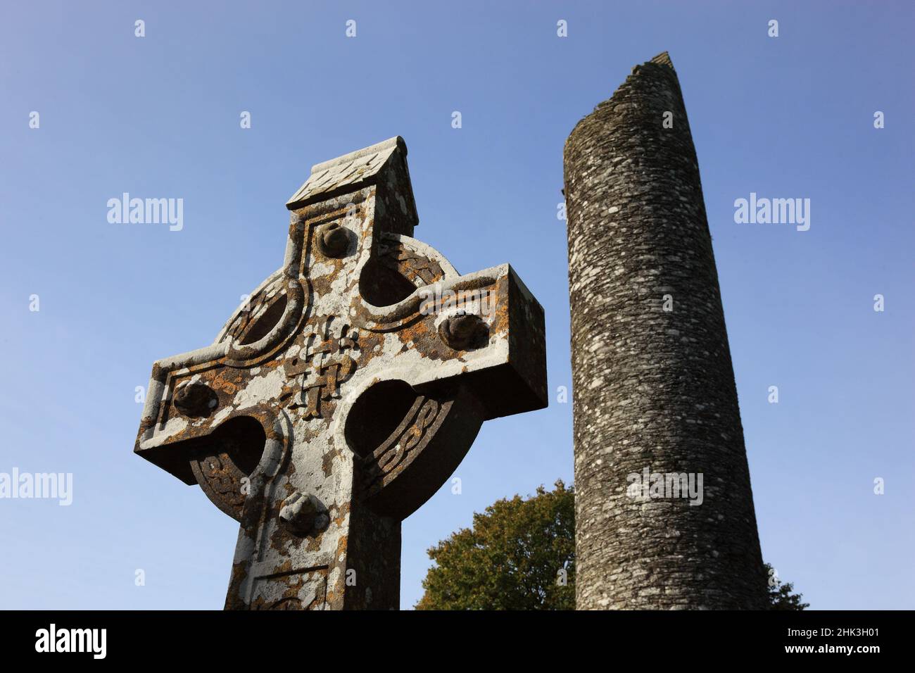 Rundturm, Hochkreuz, Mainistir Bhuithe, Monasterboice, eine Klosterruine der Iroschottischen Kirche in Irland in der Grafschaft Louth, gegründet vom h Foto Stock