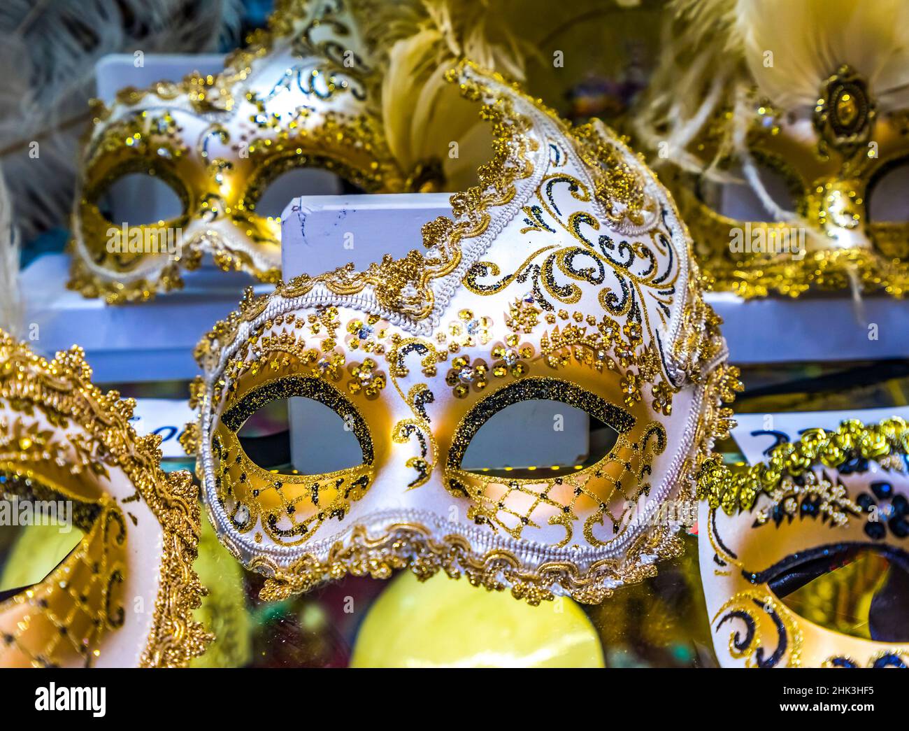 Piume bianche delle maschere veneziane, Venezia, Italia. Usato dal 1200 per  il Carnevale. Utilizzato anche per il Mardi Gras Foto stock - Alamy