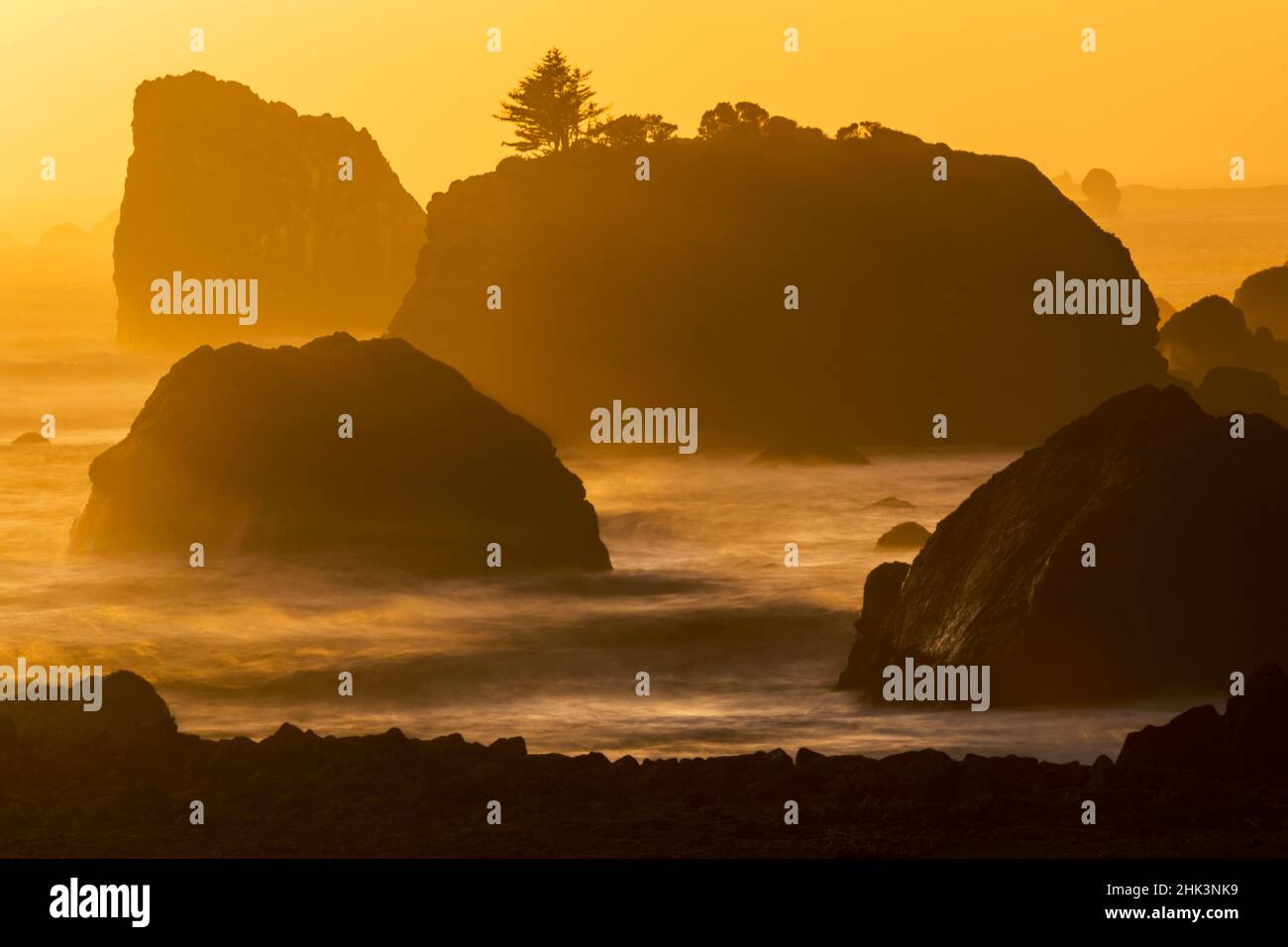 Lunga esposizione su cataste di mare al tramonto, Crescent City, California Foto Stock
