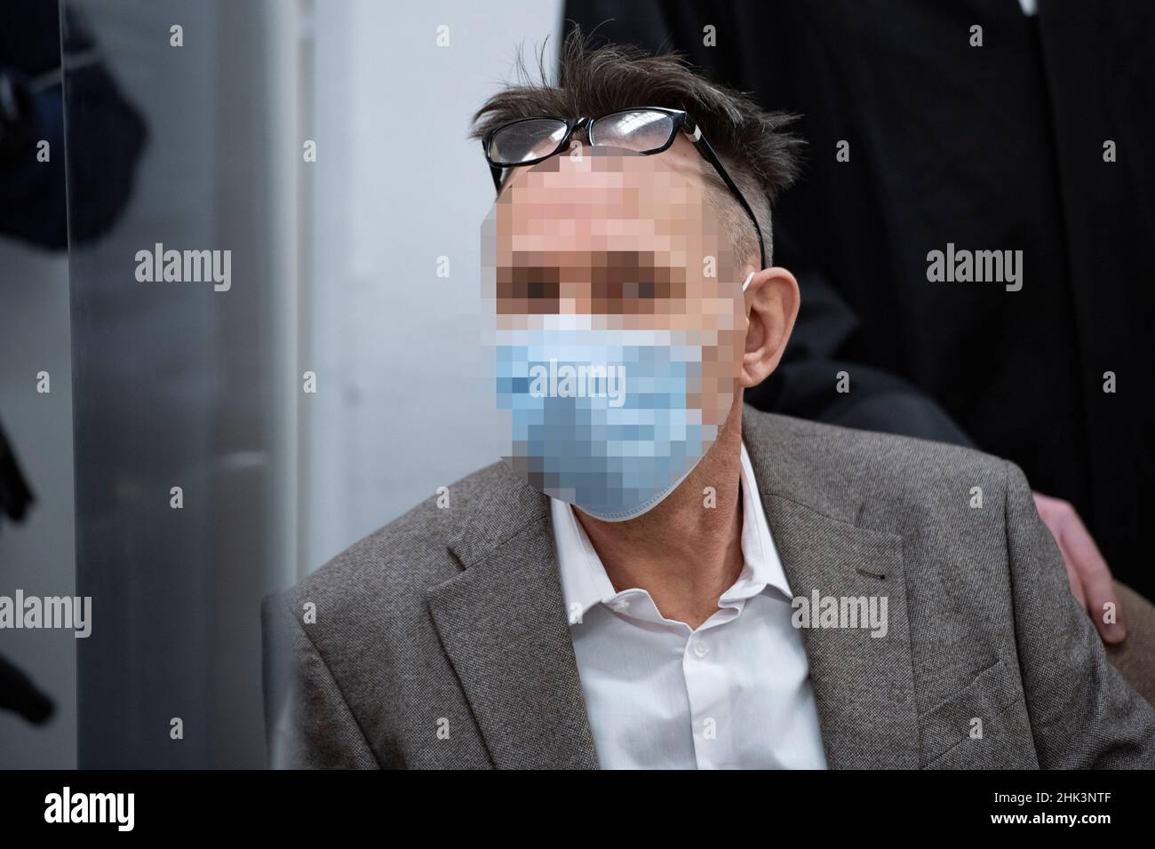 Colonia, Germania. 01st Feb 2022. L'accusato EW, il 1st febbraio 2022 davanti al tribunale distrettuale di Colonia, Credit: dpa/Alamy Live News Foto Stock