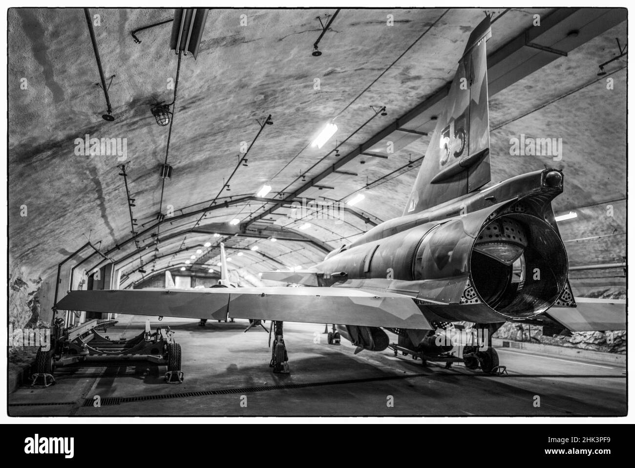 Svezia, Vastragotland e Bohuslan, Gothenburg, l'Aeroseum, ex base di caccia sotterranea costruita durante la Guerra fredda sotto la roccia, SAAB A37 Vige Foto Stock