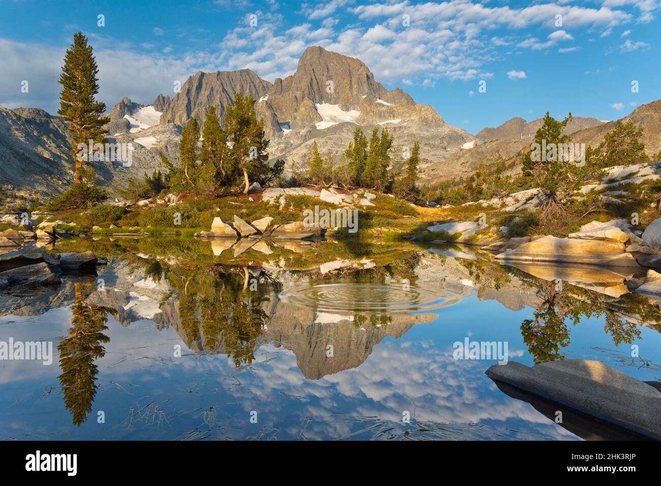 USA, California, Inyo National Forest. Mount Ritter e Banner Peak riflessi nel lago Garnet. Credit as: Don Paulson / Galleria Jaynes / DanitaDelimont Foto Stock
