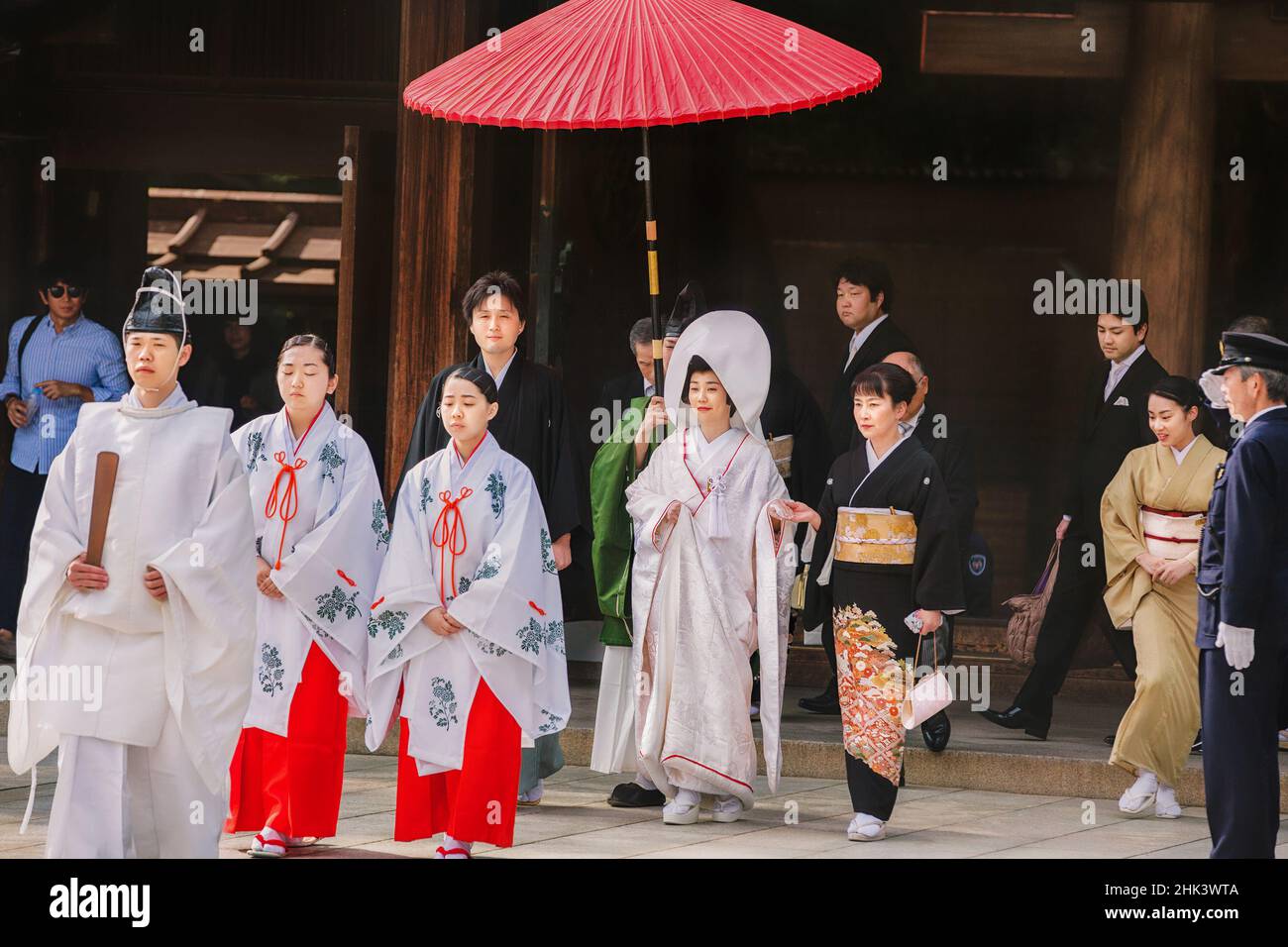 Tradizionale cerimonia di nozze giapponese tenuta nel Santuario Meiji Jingu, Tokyo, Giappone . Foto Stock