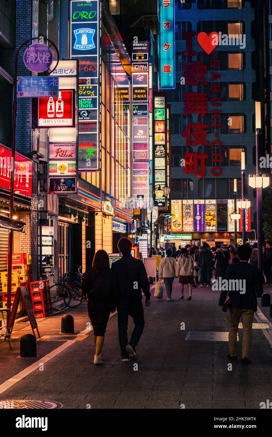Cartelloni e cartelli al neon nel quartiere Kabuki-cho di Shinjuku, noto anche come Città senza letto a Tokyo, Giappone Foto Stock