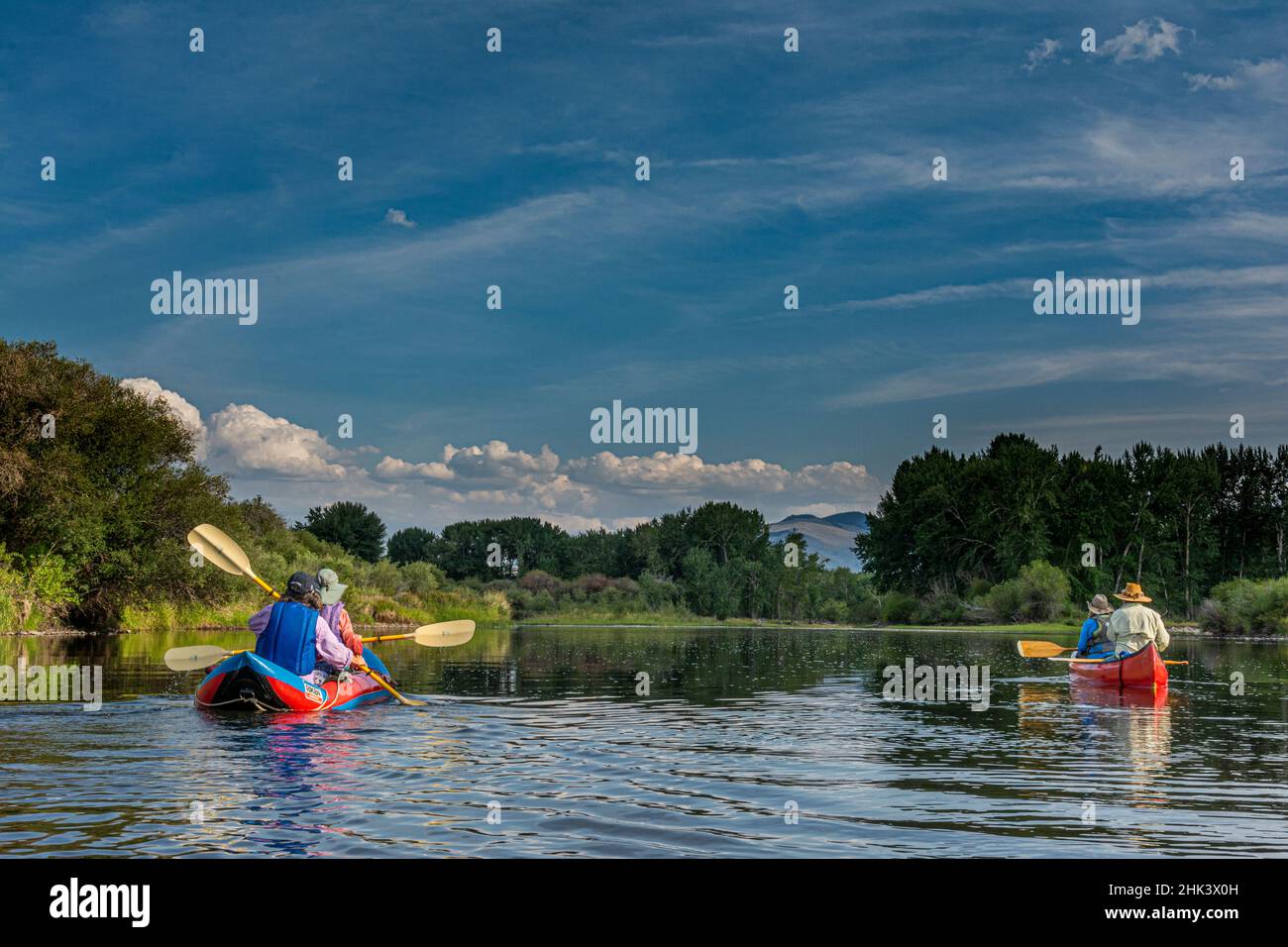 USA, Montana. Due coppie che si godono una pagaia in kayak gonfiabile e canoa, Big Hole River. Foto Stock