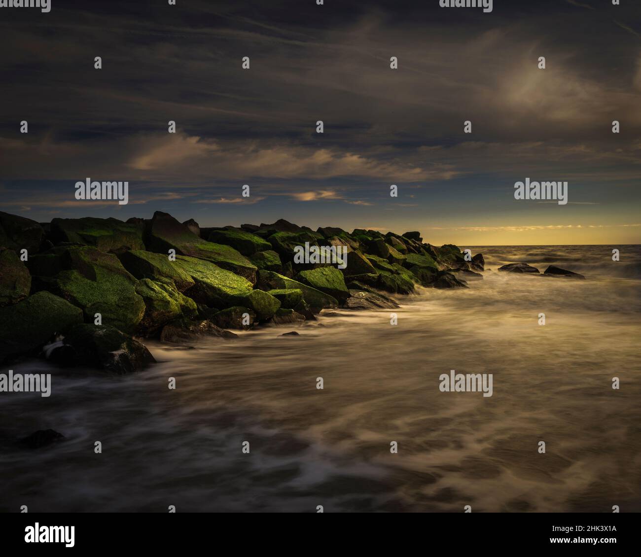 USA, New Jersey, Cape May National Seashore. Alba sulla costa rocciosa dell'oceano. Foto Stock