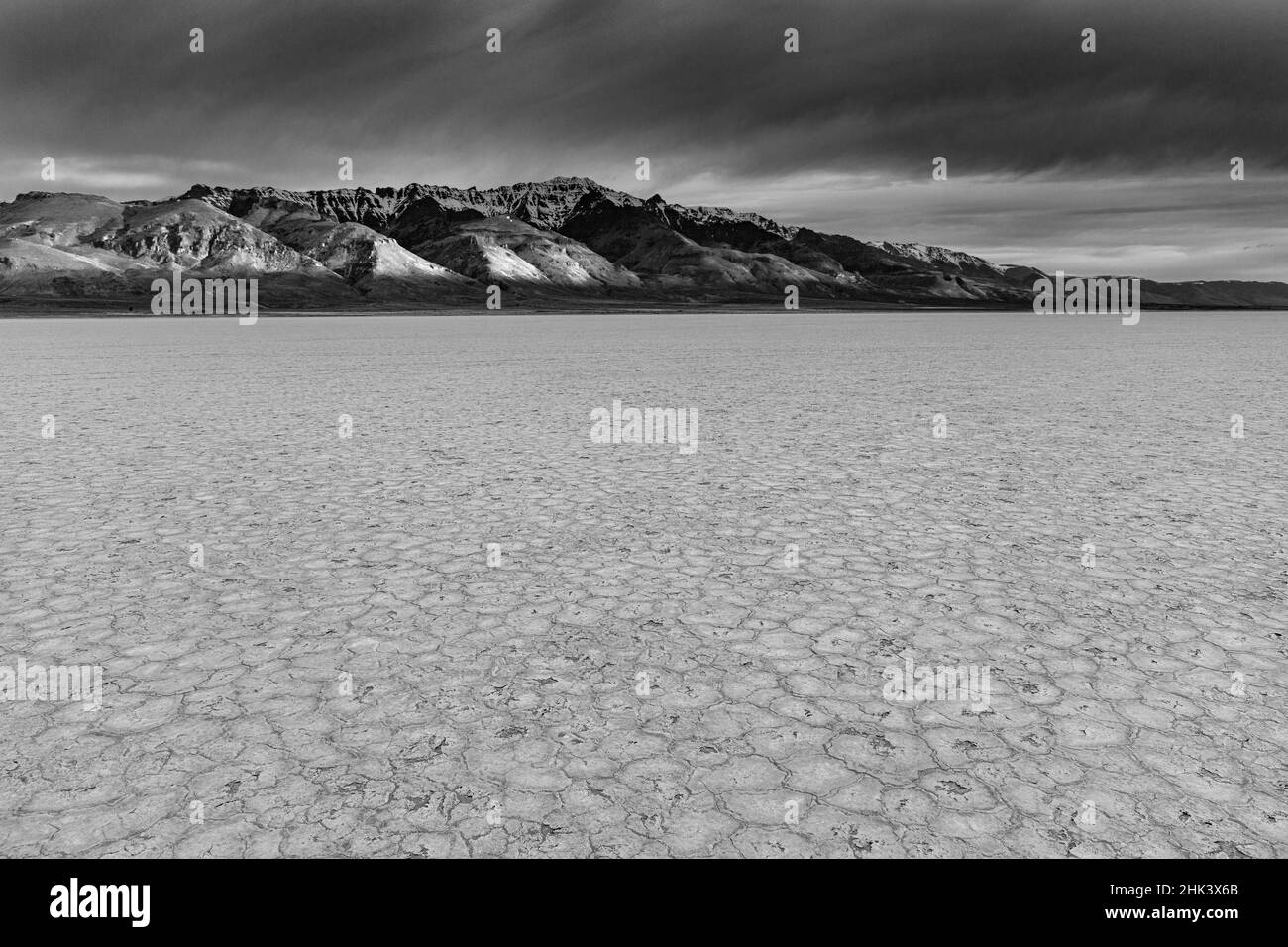 Playa al tramonto con Steen Mountain sul deserto di Alvord nella contea di Harney, Oregon, USA Foto Stock