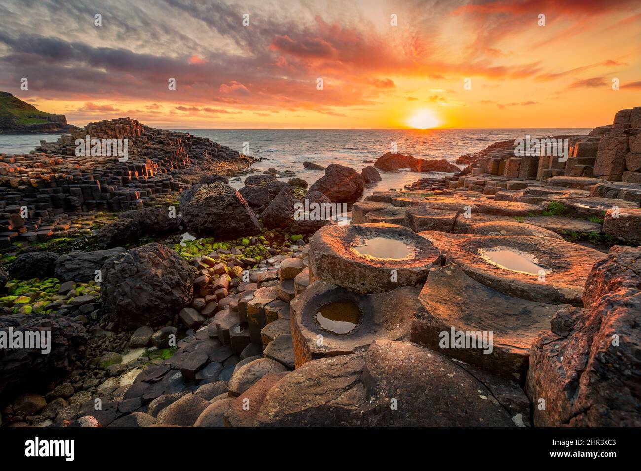 Tramonto su colonne di basalto Giant's Causeway, County Antrim, Irlanda del Nord Foto Stock