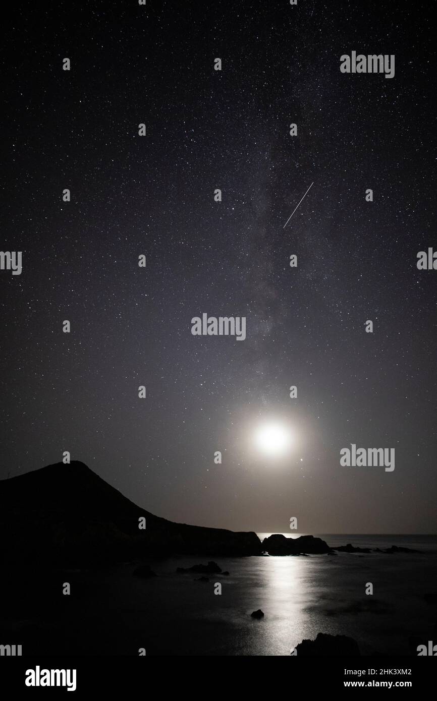 Stati Uniti, California, Big sur, Ocean View e Milky Way lungo la Cabrillo Highway Foto Stock
