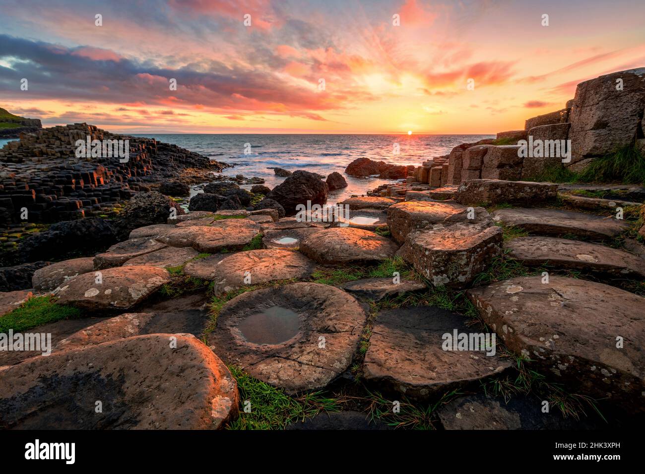 Tramonto su colonne di basalto Giant's Causeway, County Antrim, Irlanda del Nord Foto Stock