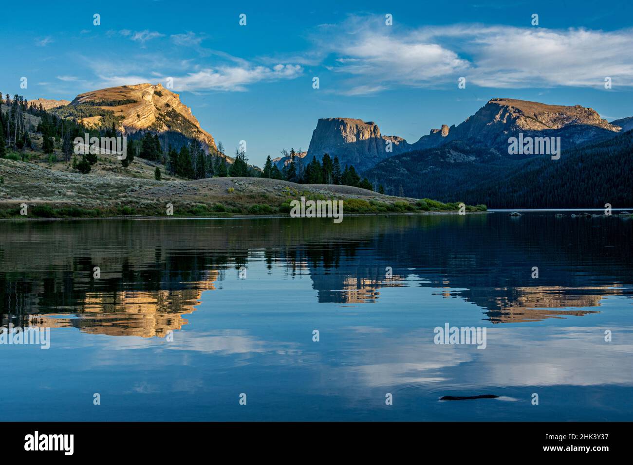 USA, Wyoming. White Rock Mountain e Squaretop Peak sopra Green River Lake, Wind River Mountains Foto Stock