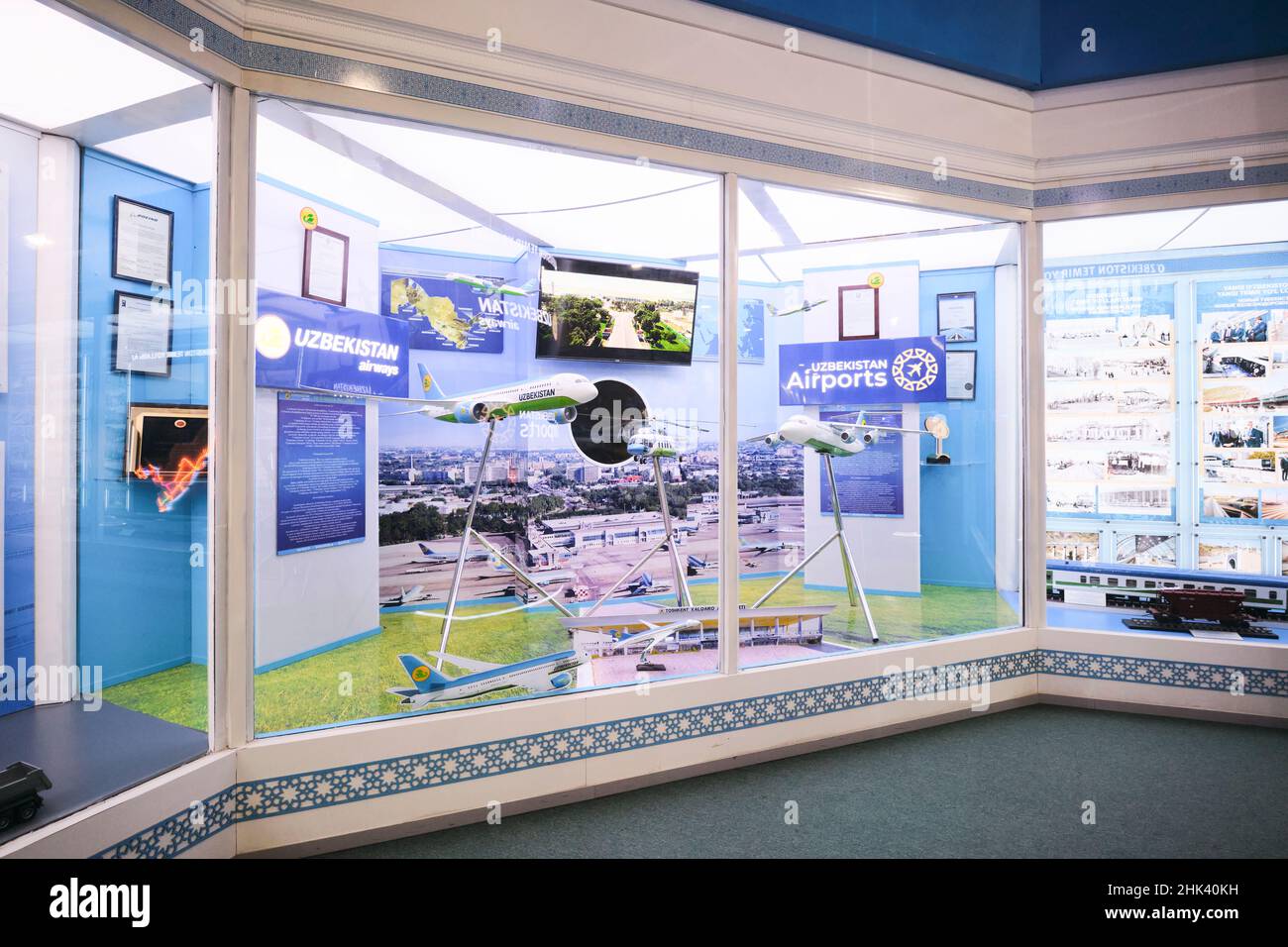 Galleria interna con manufatti. Modellare gli aerei Uzbekistan Airlines per lo sviluppo economico. Al Museo di Storia di Stato di Tashkent, Uzbekistan. Foto Stock