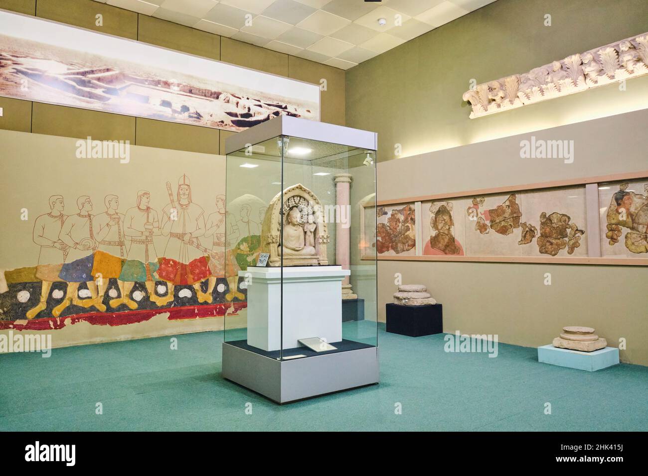 Galleria interna con manufatti. Scultura di un Buddha seduto, trovato a Termez. Al Museo di Storia di Stato di Tashkent, Uzbekistan. Foto Stock