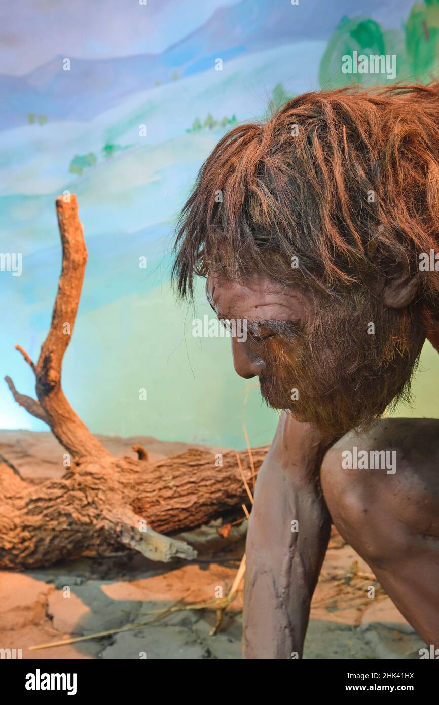 Un grande diorama con persone dell'età della pietra. Uomo che lavora. Al Museo di Storia di Stato di Tashkent, Uzbekistan. Foto Stock