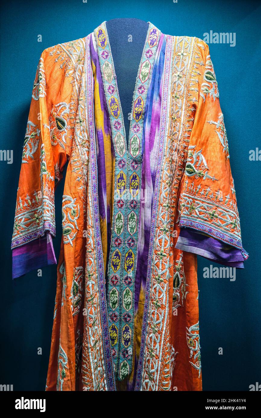 Un vecchio abito di seta arancione. Al Museo di Storia di Stato di Tashkent, Uzbekistan. Foto Stock
