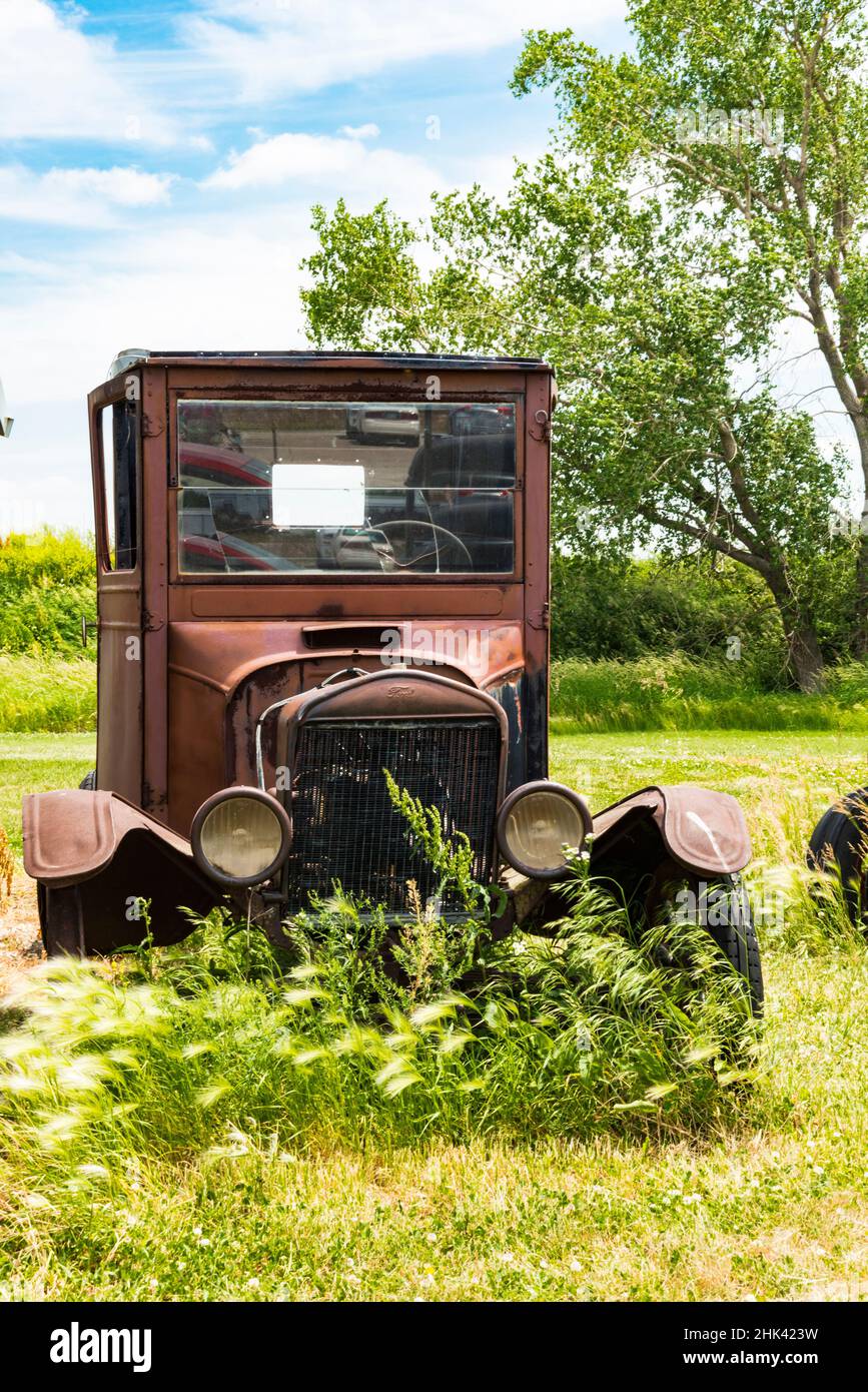USA, Iowa. No Water No Life, NWNL, Missouri R-Tribes Expedition, Missouri Valley (contea di Harrison), Missouri Valley Antiques Mall, arrugginita auto d'epoca Foto Stock
