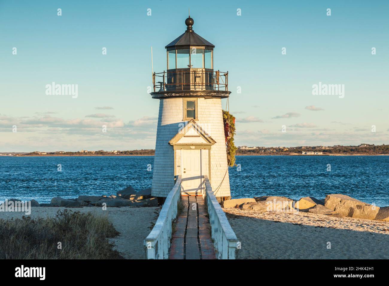 USA, Massachusetts, Nantucket Island. Nantucket Town, Brent Point Lighthouse con una corona di Natale. Foto Stock