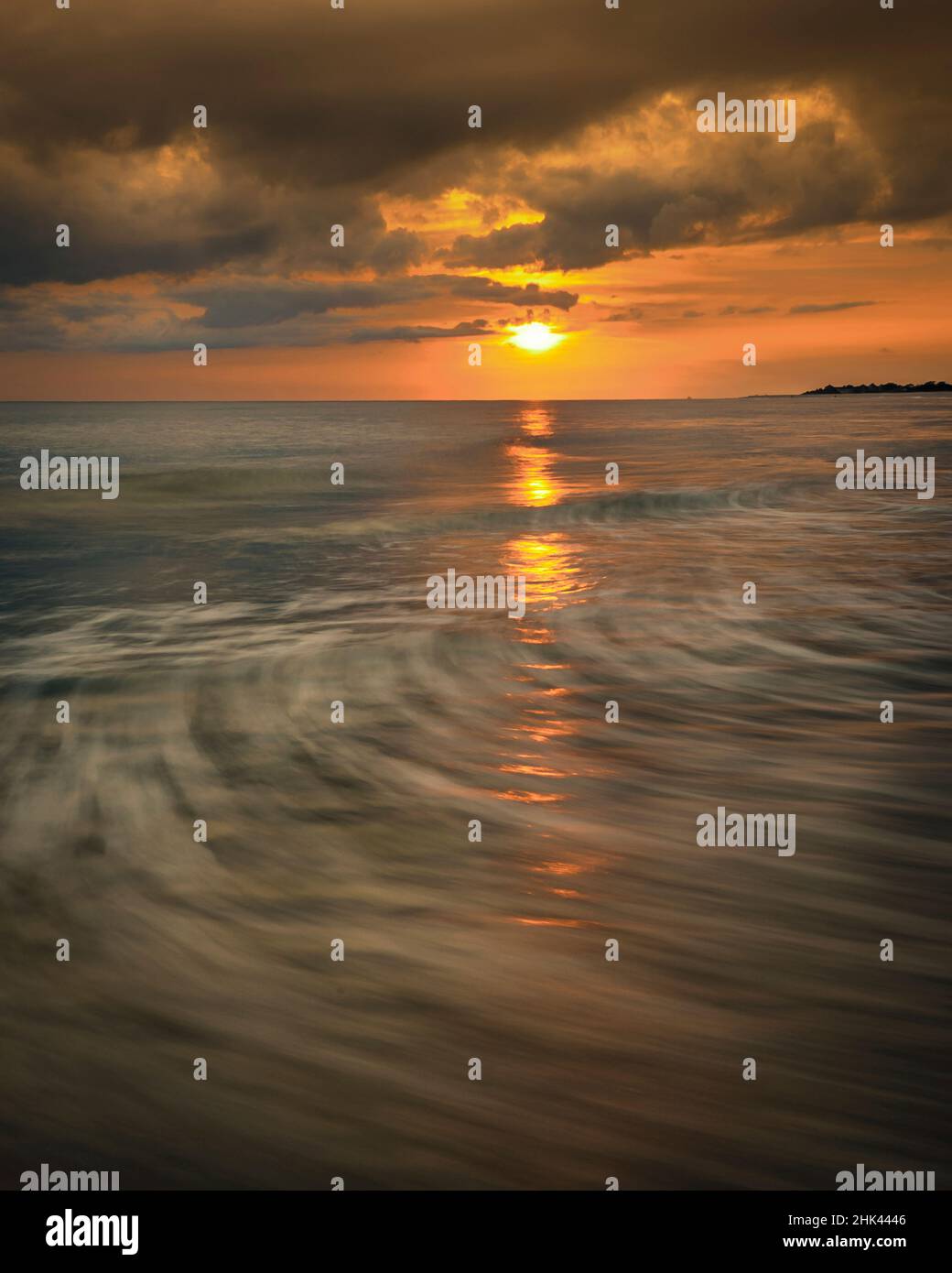 USA, New Jersey, Cape May National Seashore. Tramonto oceano riflessione e moto d'onda. Foto Stock