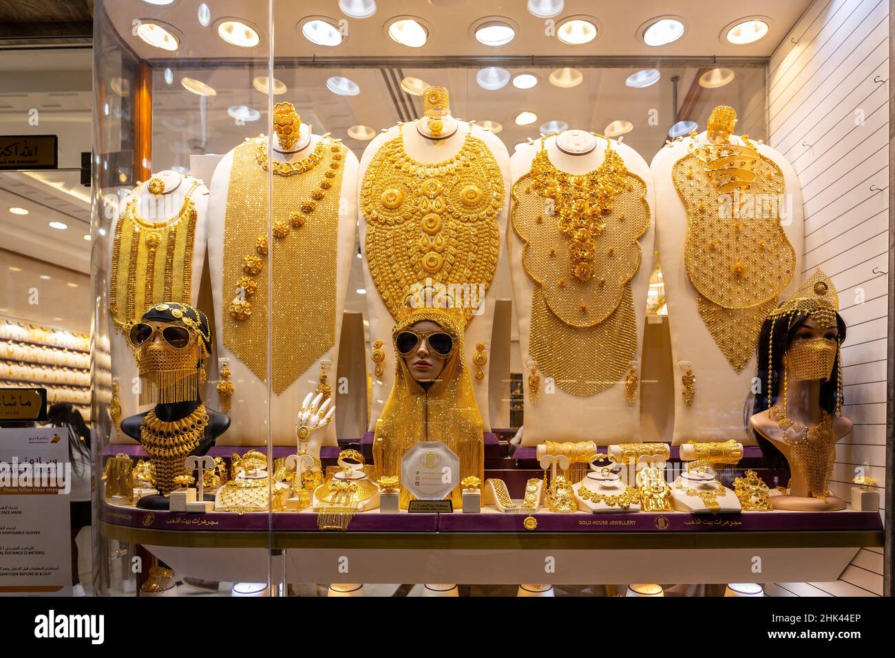 Dubai, Emirati Arabi Uniti, 24.09.21. Gioielli d'oro - collane, armature,  anelli e cappelli in oro in mostra in un negozio d'oro nel suk d'oro di  Dubai, Deira Foto stock - Alamy