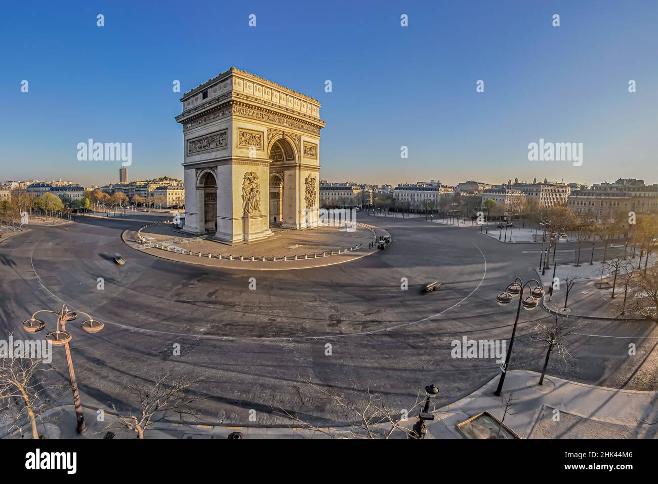 Francia - Ile de France - Parigi (75): Terza settimana di contenimento a causa dell'epidemia di Coronavirus. Qui, la Place de l'Etoile e l'Arco di Trionfo fr Foto Stock