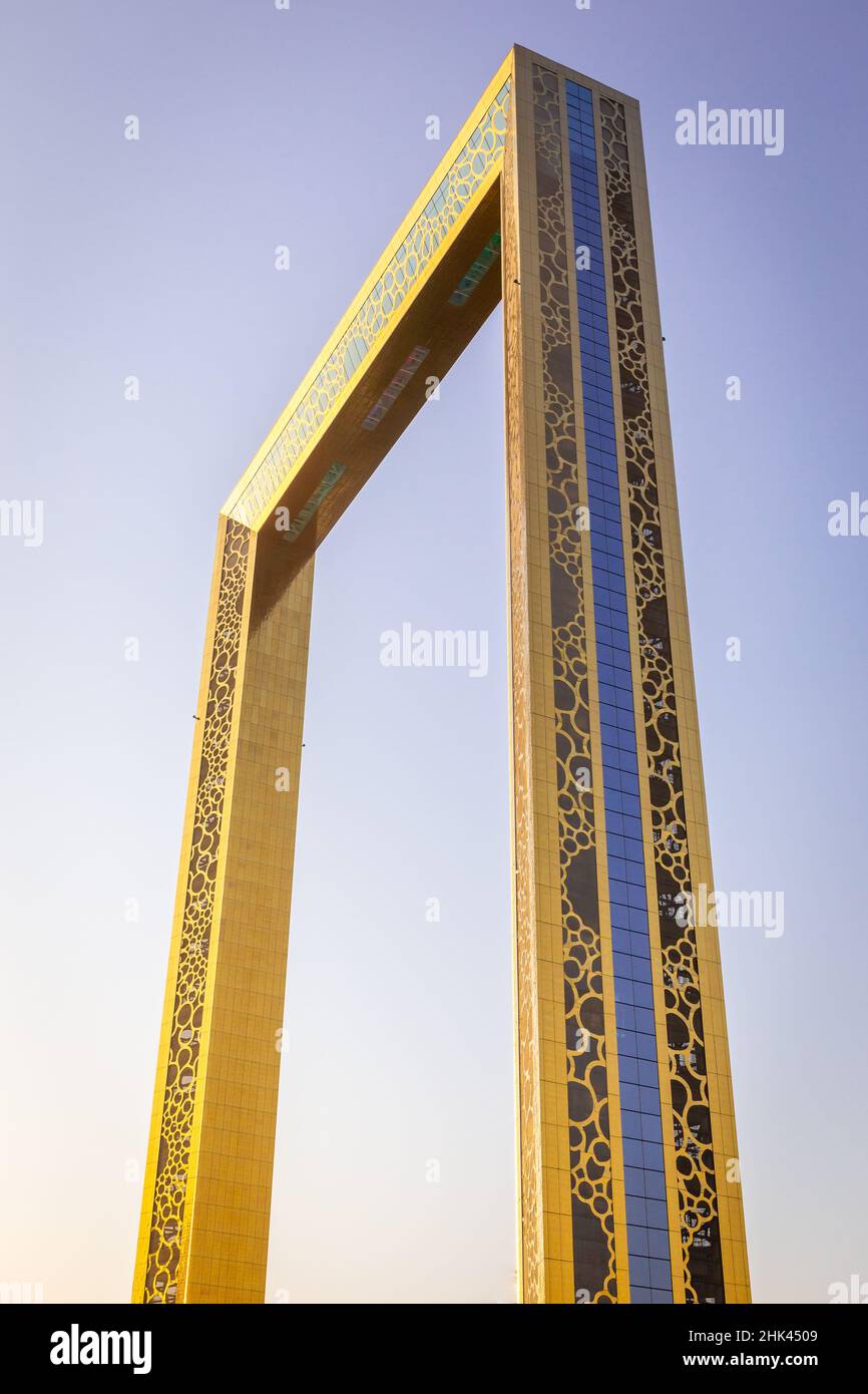 Dubai, Emirati Arabi Uniti, 24.09.21. Dubai cornice ornamentale facciata dorata, punto di riferimento architettonico di Dubai, la più grande cornice del mondo contro il cielo viola, dorato Foto Stock