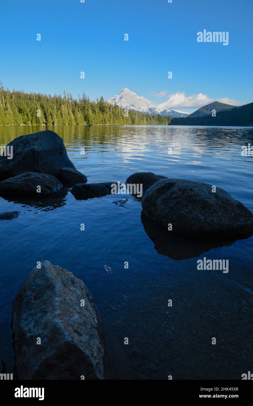 Mt. Hood si riflette nel Lost Lake in prima serata. Hood National Forest, Oregon Foto Stock