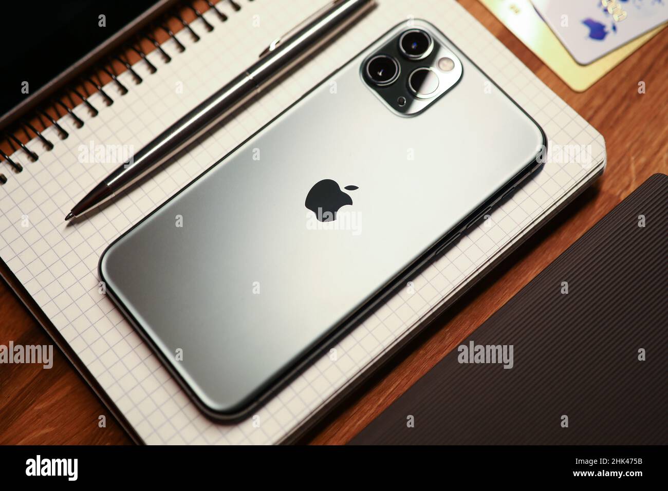 Nuovo cellulare iphone 13 pro sdraiato sul notebook con penna closeup Foto  stock - Alamy