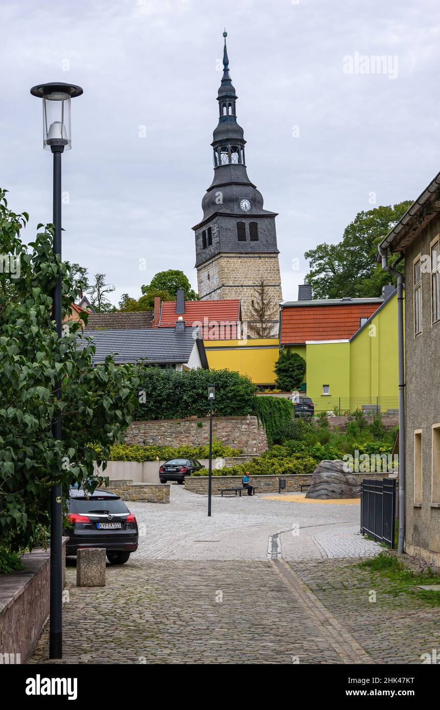 Bad Frankenhausen, Turingia, Germania: Vista sulla strada nella città alta con vista sul campanile alto 56 m della Chiesa alta, conosciuta come Torre Pendente. Foto Stock