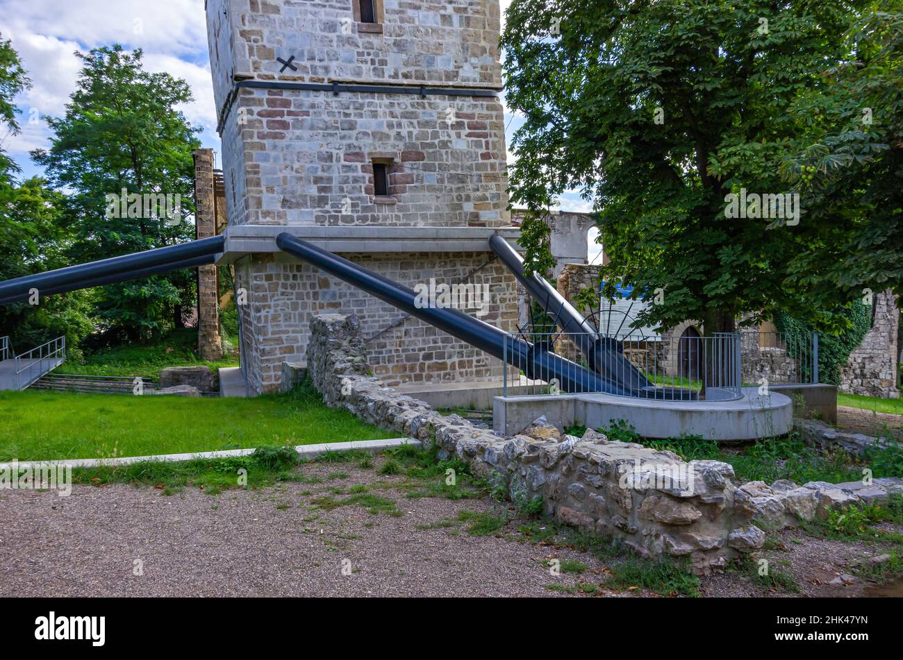 Bad Frankenhausen, Turingia, Germania: Struttura di sostegno alla base del campanile alto 56 m della Chiesa alta, conosciuta come la Torre Pendente. Foto Stock