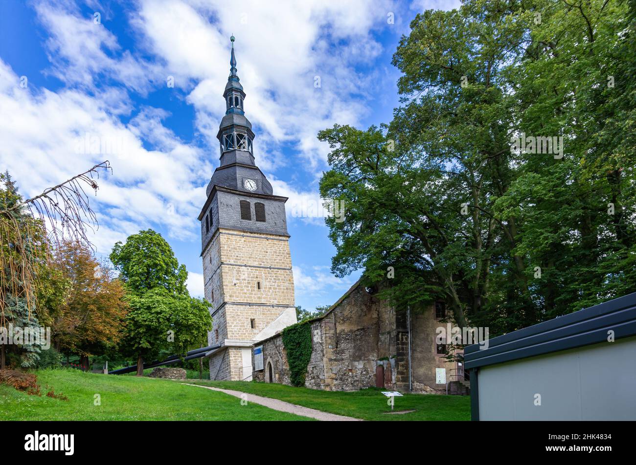 Bad Frankenhausen, Turingia, Germania: Il campanile inclinato di 56 m di altezza della Chiesa alta (Oberkirche), anche conosciuta come la Torre Pendente. Foto Stock