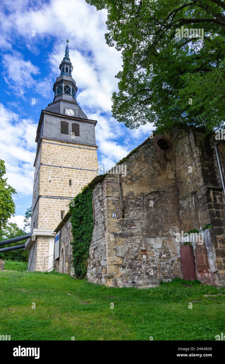 Bad Frankenhausen, Turingia, Germania: Il campanile inclinato di 56 m di altezza della Chiesa alta (Oberkirche), anche conosciuta come la Torre Pendente. Foto Stock