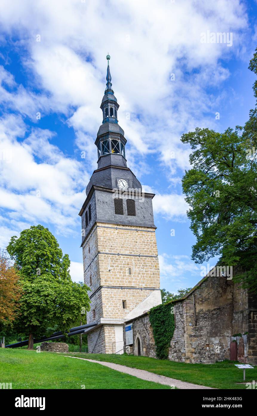 Bad Frankenhausen, Turingia, Germania: Il campanile inclinato di 56 m di altezza della Chiesa alta (Oberkirche), anche conosciuta come la Torre Pendente. Foto Stock