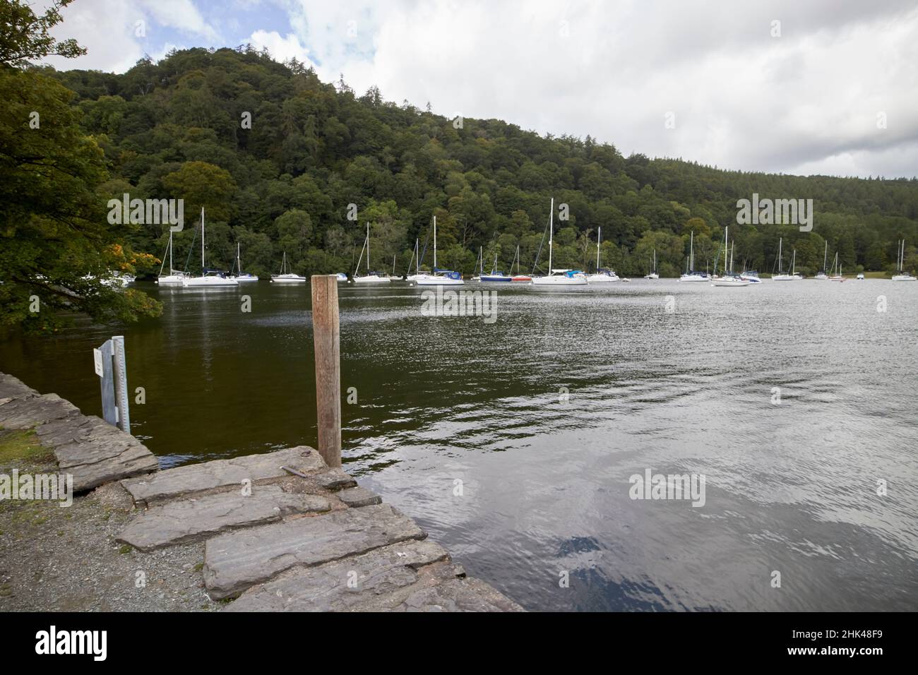 barche e barche a mitchell wyke traghetto baia lontano sawrey lago distretto, cumbria, inghilterra, regno unito Foto Stock