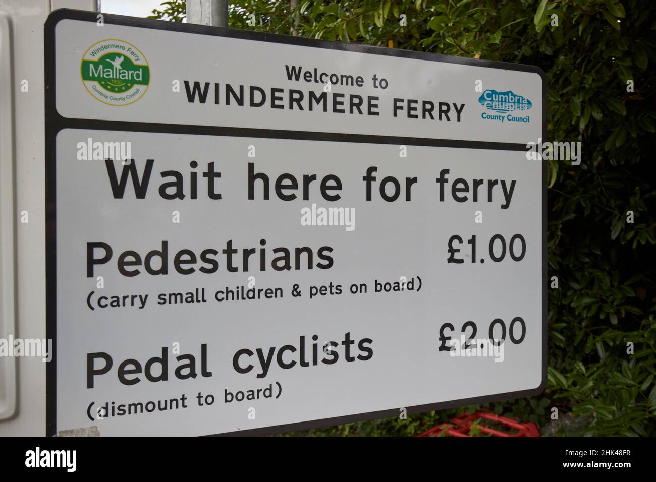 i prezzi dei traghetti di windermere al terminal dei traghetti di windermere presso il far sawrey guardando attraverso il distretto del lago di bowness-on-windermere, cumbria, inghilterra, regno unito Foto Stock