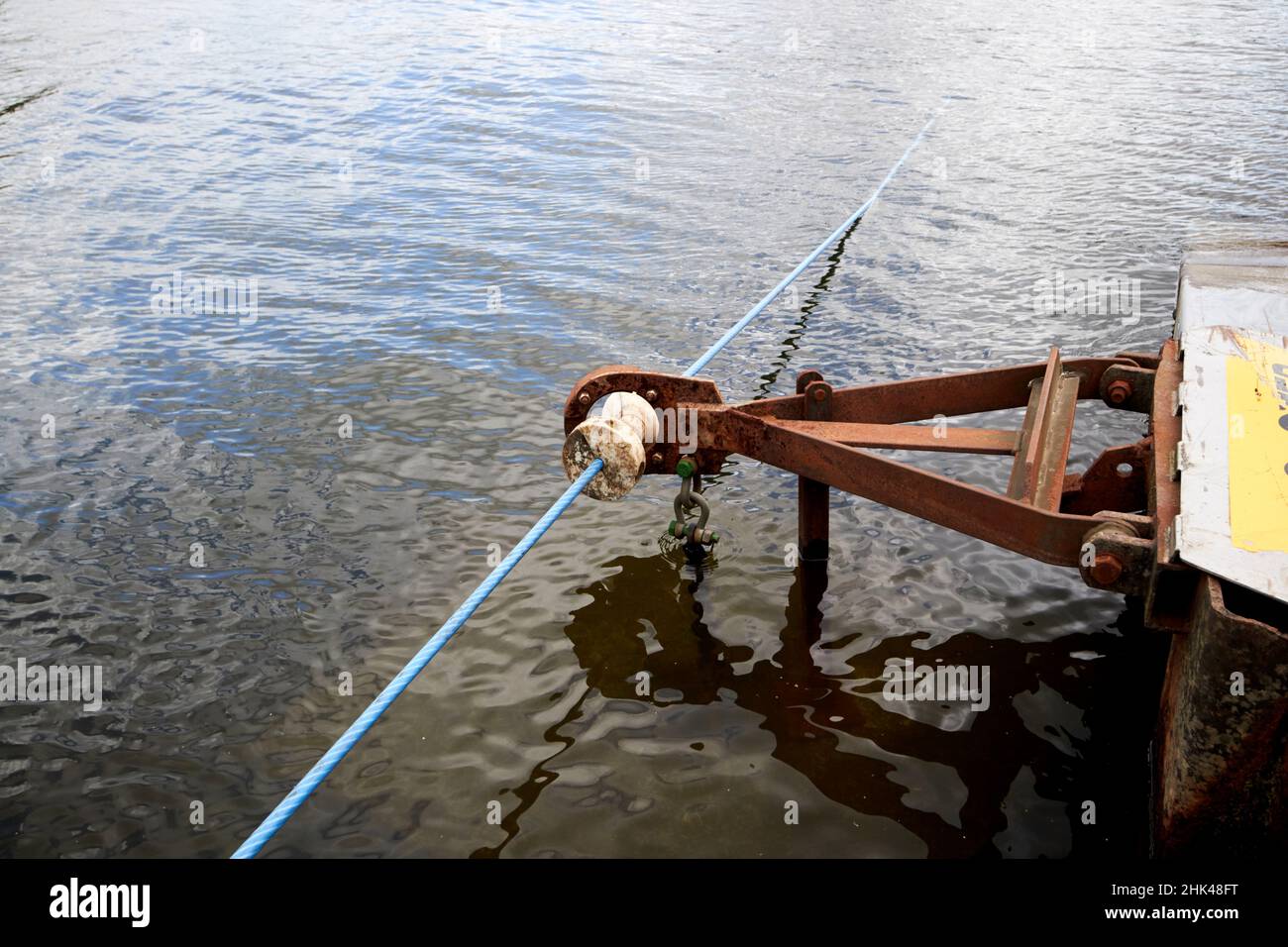 la fune era utilizzata per trainare il traghetto windermere a far sawrey, guardando verso il distretto dei laghi di bowness-on-windermere, cumbria, inghilterra, regno unito Foto Stock