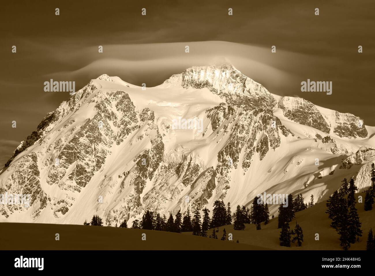 Stati Uniti, stato di Washington. Area ricreativa di Heather Meadows, Mt. Shuksan e nube lenticolare. Foto Stock