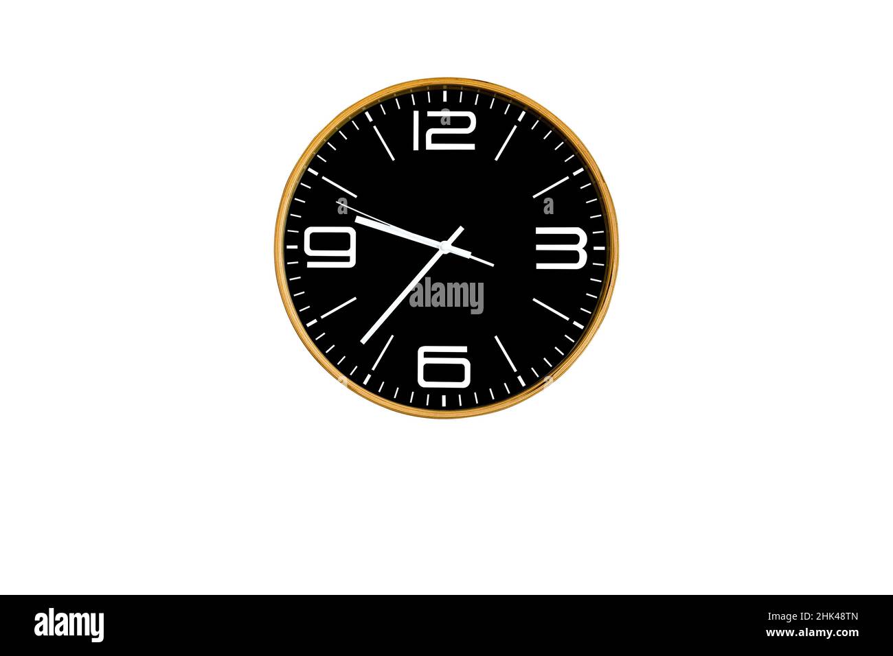 Moderno orologio da parete analogico nero, un'apparecchiatura per l'uso decorazione su casa o ufficio, isolato su sfondo bianco Foto Stock