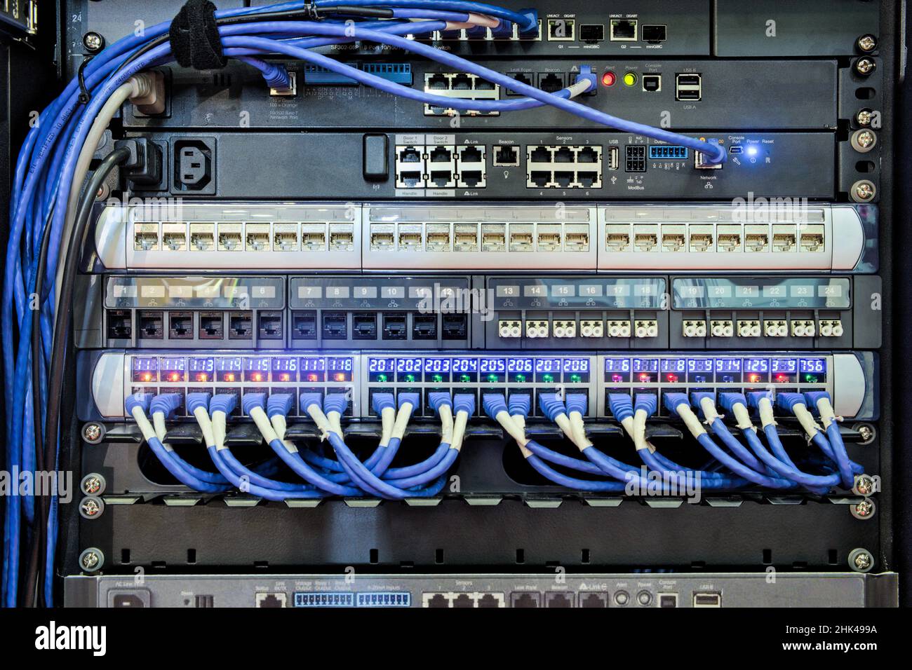 Porta i/o posteriore del rack server e cavo blu collegato alla porta LAN per lavorare sulla comunicazione di rete sulle informazioni DEL DATA center Foto Stock