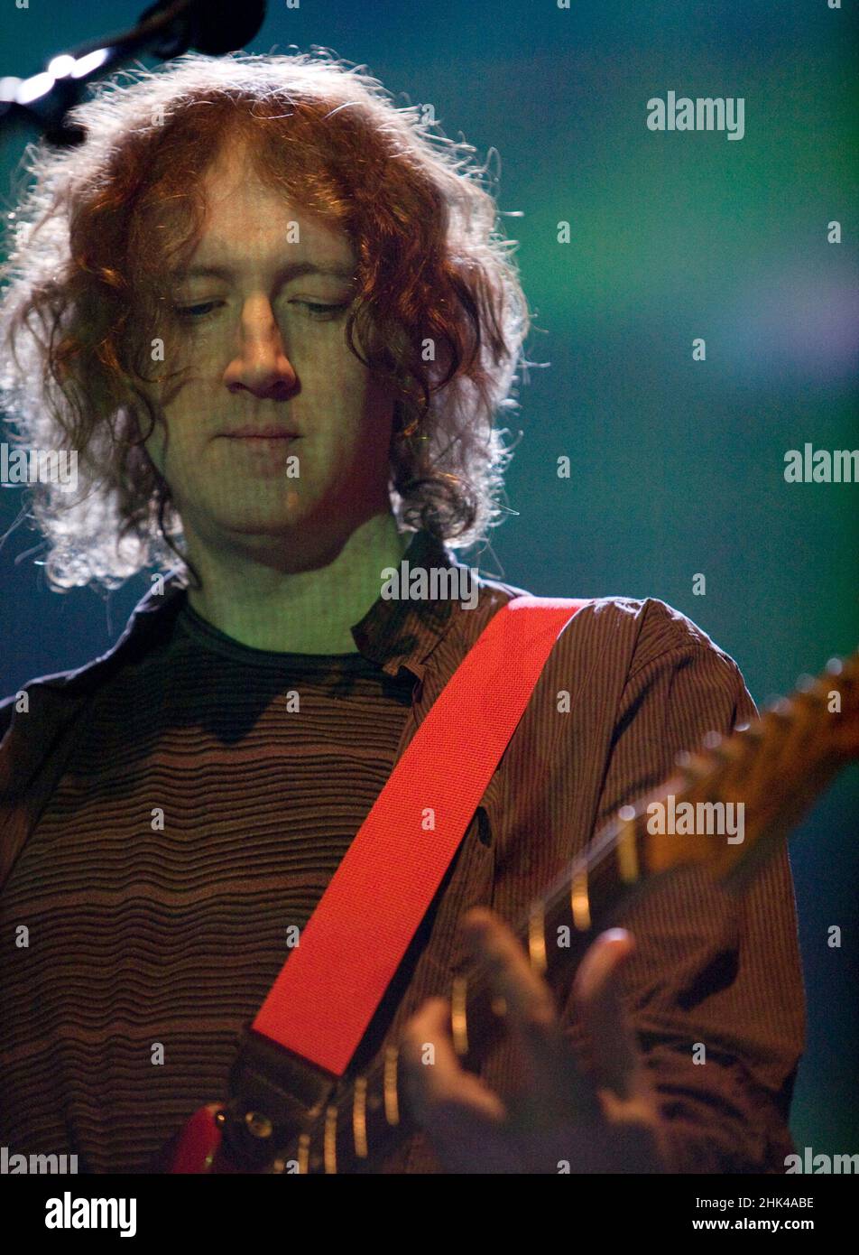 Kevin Shields di My Bloody Valentine alla tenda di Arena elettrica, picnic elettrico 2008, Stradbally, Laois, Irlanda. L'avant garde indie vestito è caduto dalla vista nei primi del 90s, My Bloody Valentine nel 2008 per una serie di apparizioni rare - la prima in 13th anni. . Foto Stock