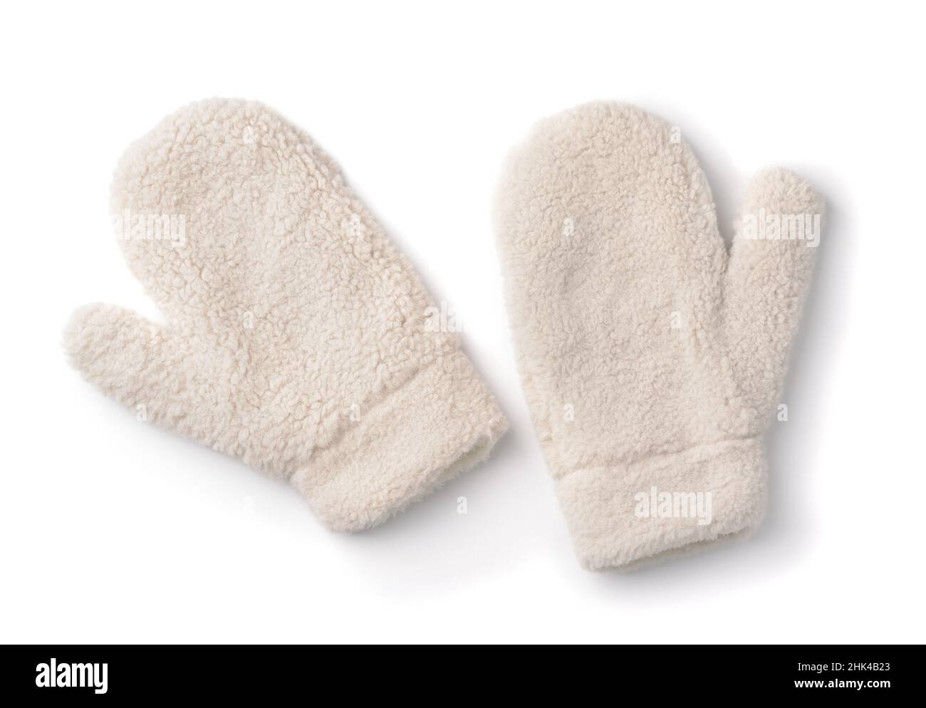 Vista dall'alto di morbidi guanti invernali in pelliccia sintetica isolati su bianco Foto Stock