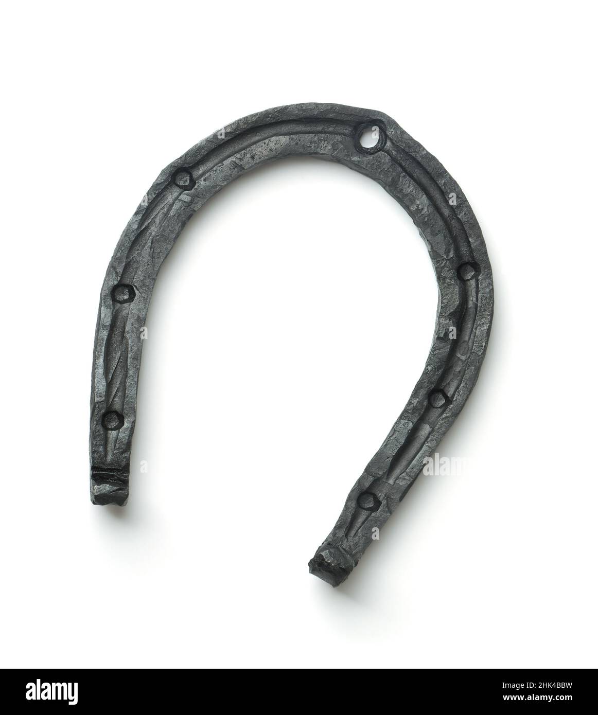 Vista dall'alto del ferro di nero ferro forgiato a mano ferro di cavallo isolato su bianco Foto Stock