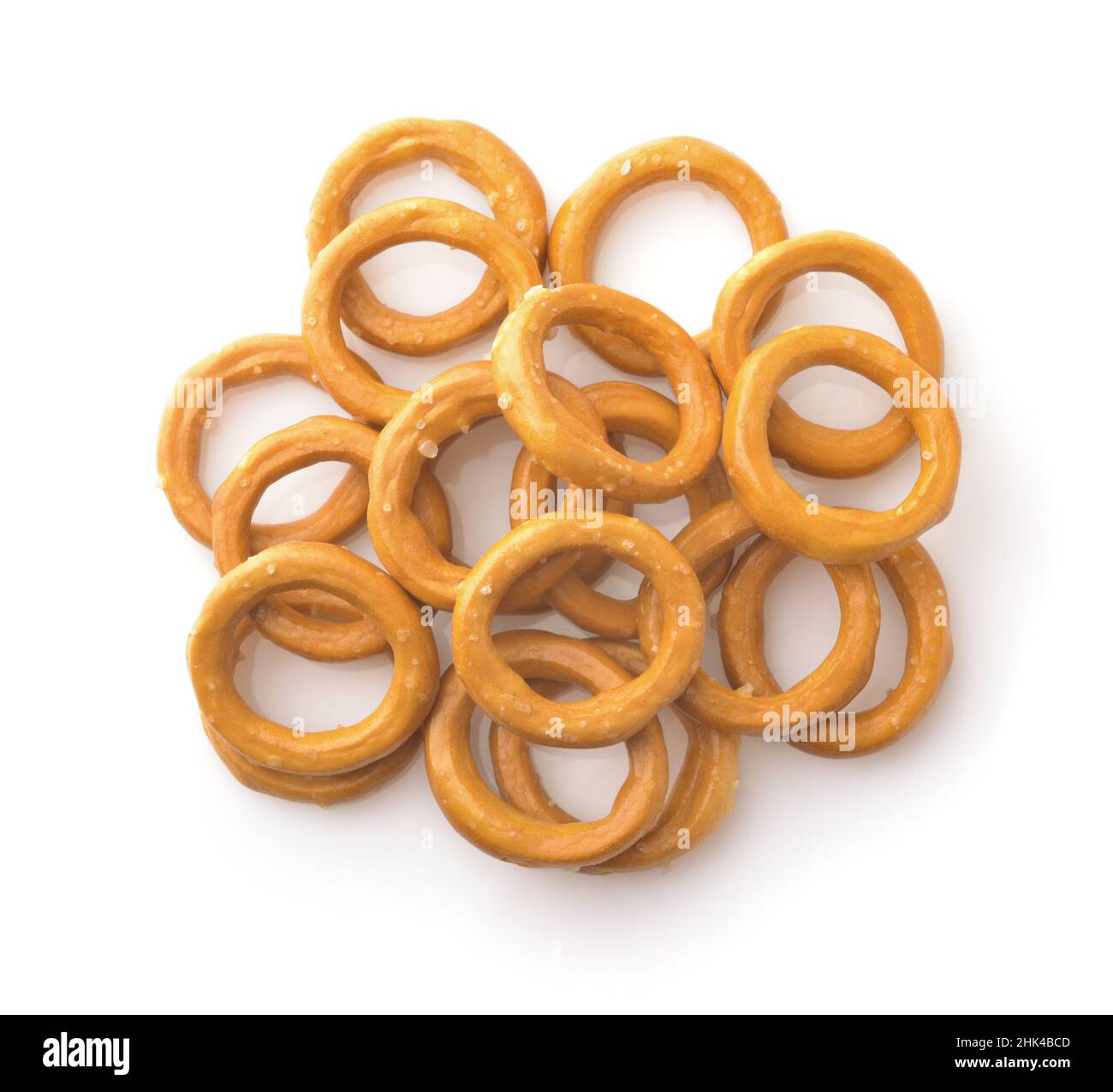 Vista dall'alto di mini anelli di pane croccante salato isolati su bianco Foto Stock