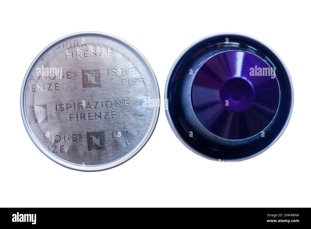 Nespresso aspirazione Italiana Firenze Arpeggio capsule di caffè intenso isolate su sfondo bianco - caffè intenso e cremoso, cialde di caffè Foto Stock