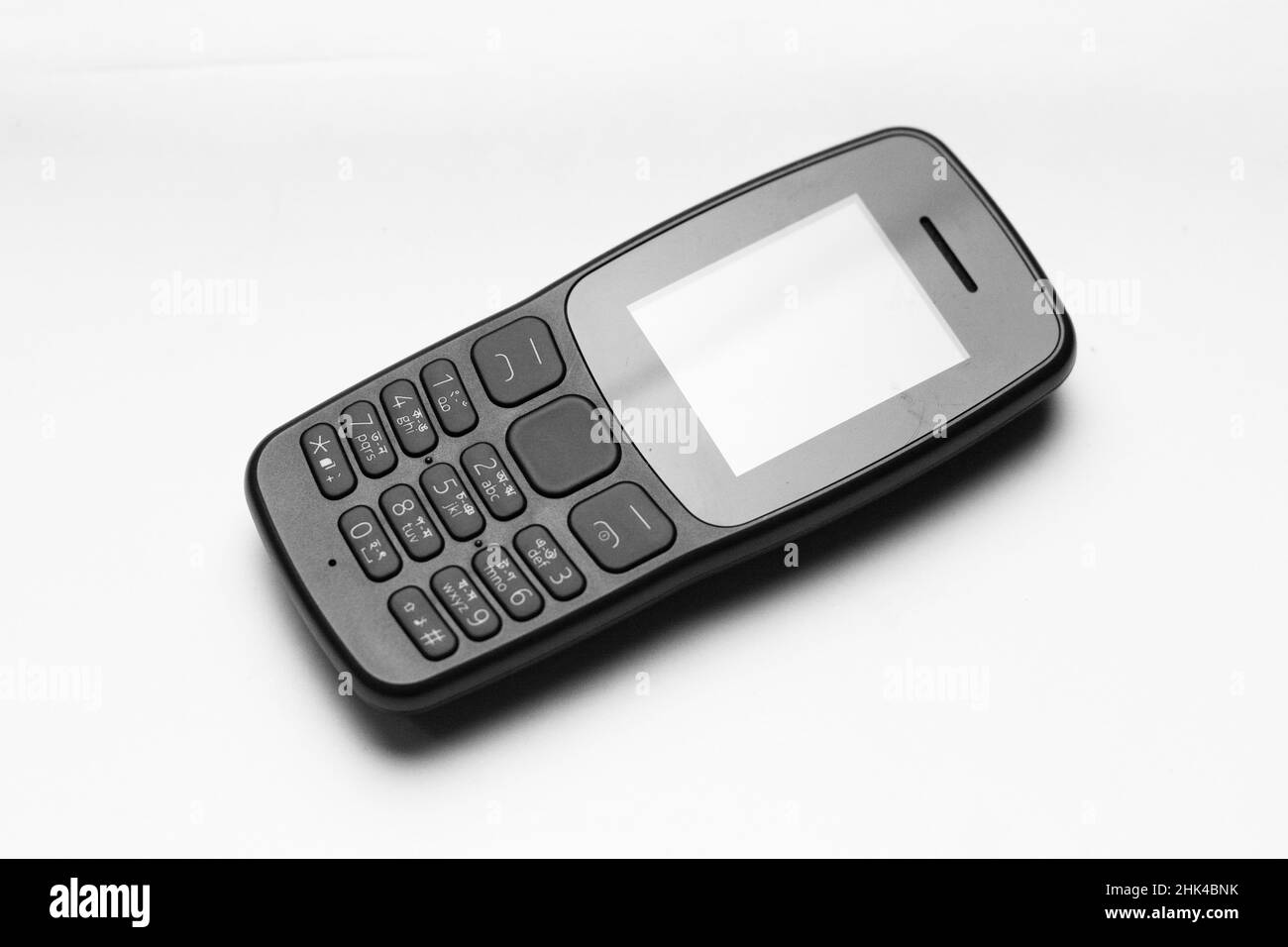 Telefono con funzione vecchio stile,copia del telefono con pulsante Nokia. Feature Phone è un piccolo telefono leggero solo per parlare e giocare semplice serpente gioco Foto Stock