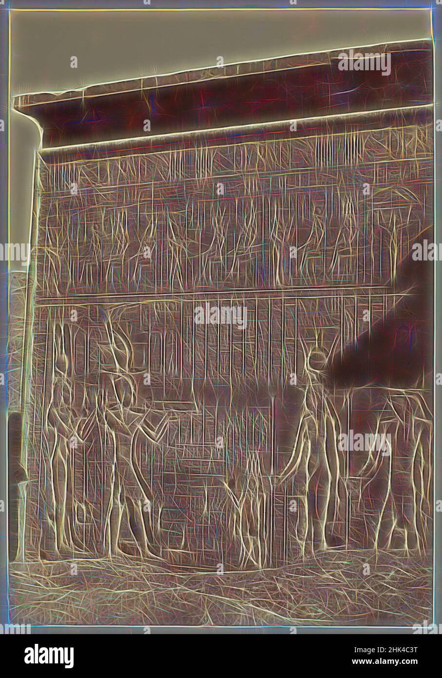 Ispirato da Denderah/Exterior of Temple, Antonio Beato, italiano e inglese, ca. 1825-ca.1903, fotografia in argento albume, ca. 1870, 15 x 10 1/4 pollici, 38,1 x 26 cm, reinventato da Artotop. L'arte classica reinventata con un tocco moderno. Design di calda e allegra luminosità e di raggi di luce. La fotografia si ispira al surrealismo e al futurismo, abbracciando l'energia dinamica della tecnologia moderna, del movimento, della velocità e rivoluzionando la cultura Foto Stock