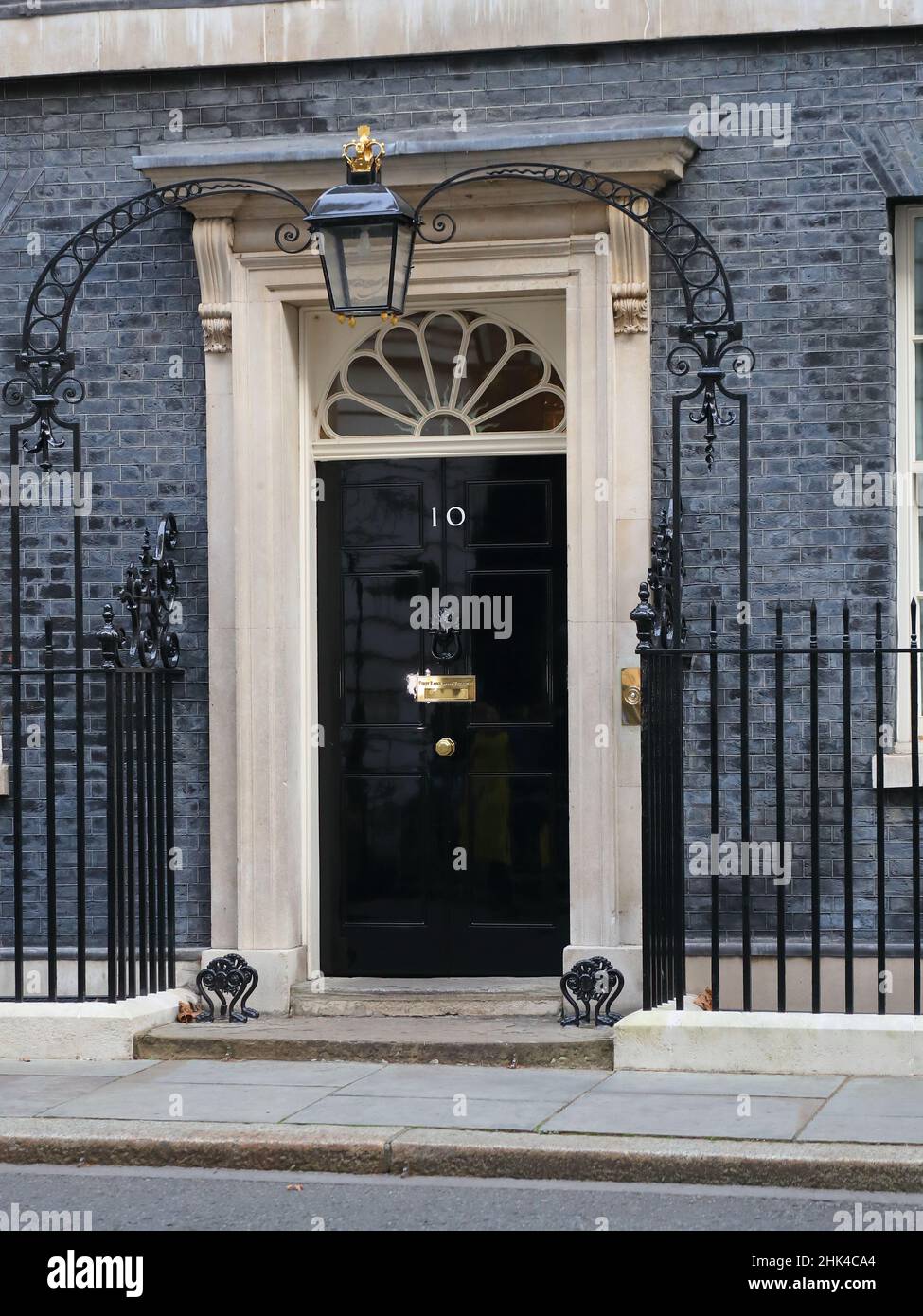 Ingresso al n. 10 Downing Street, residenza ufficiale del primo ministro britannico, Westminster, Londra, Regno Unito Foto Stock
