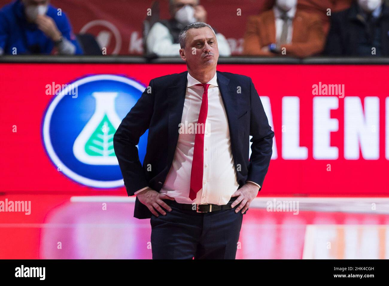 Belgrado, Serbia, 1st febbraio 2022. Il capo allenatore Dejan Radonjic reagisce durante la partita Turkish Airlines Eurolega tra Crvena Zvezda MTS Belgrado / AX Armani Exchange Milano a Belgrado, Serbia. Febbraio 1, 2022. Credit: Nikola Krstic/Alamy Foto Stock